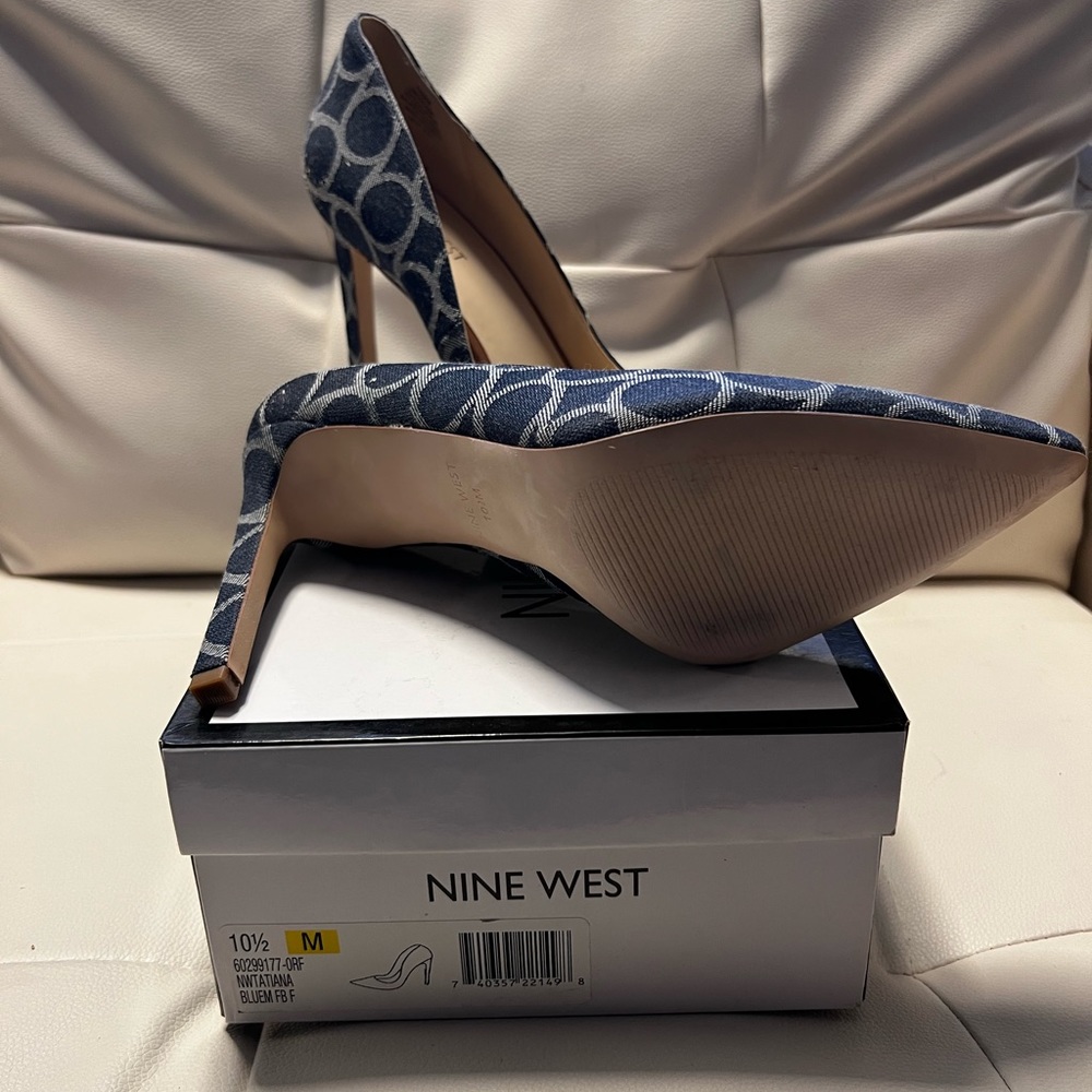 Nine West Blue Jean Circle Fabric Pumps 4 inch heels with box. - Picture 4 of 5
